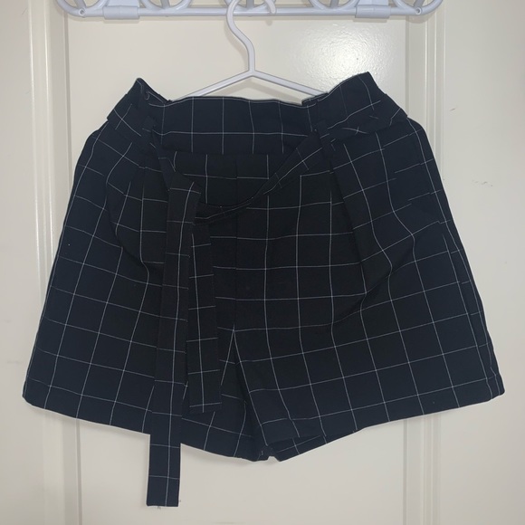 plaid high waisted dress shorts (M) - Picture 2 of 4